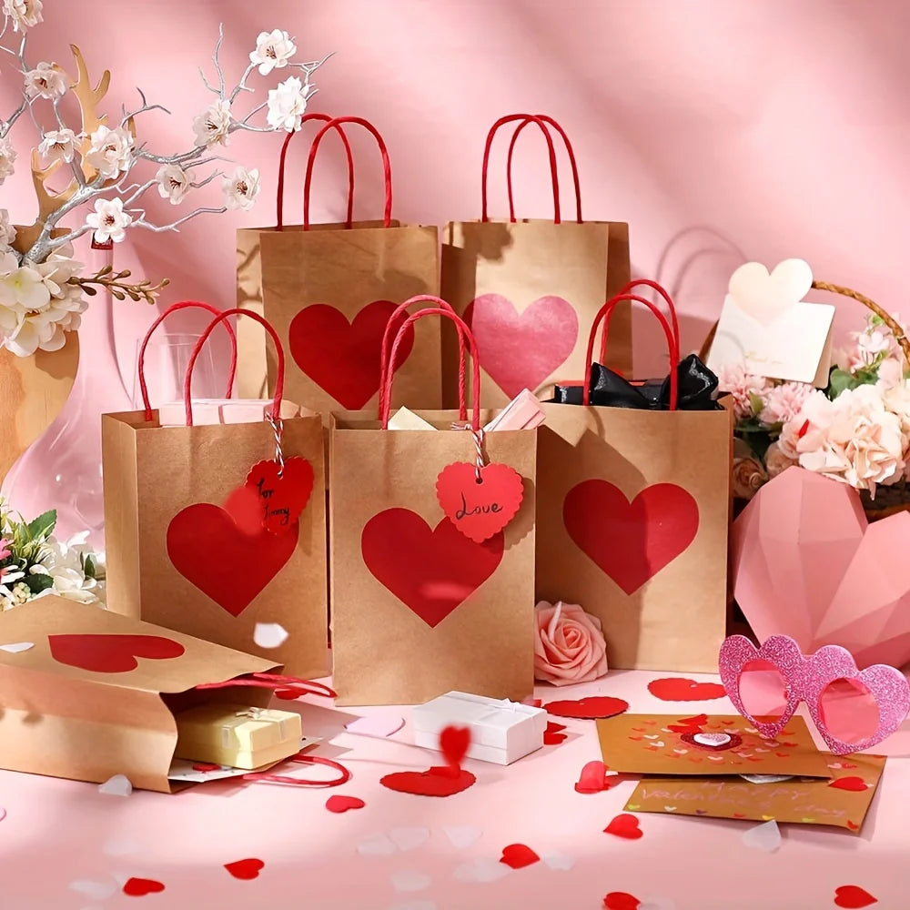 18 bolsas de regalo de papel kraft con forma de corazón, con asas y etiquetas, en rojo y marrón, perfectas para San Valentín, cumpleaños y más.