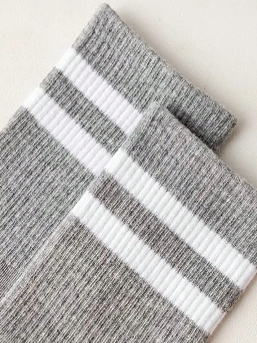 Pack de 3 pares de calcetines unisex de doble raya (negro, blanco y gris): ideales para exteriores y uso informal.